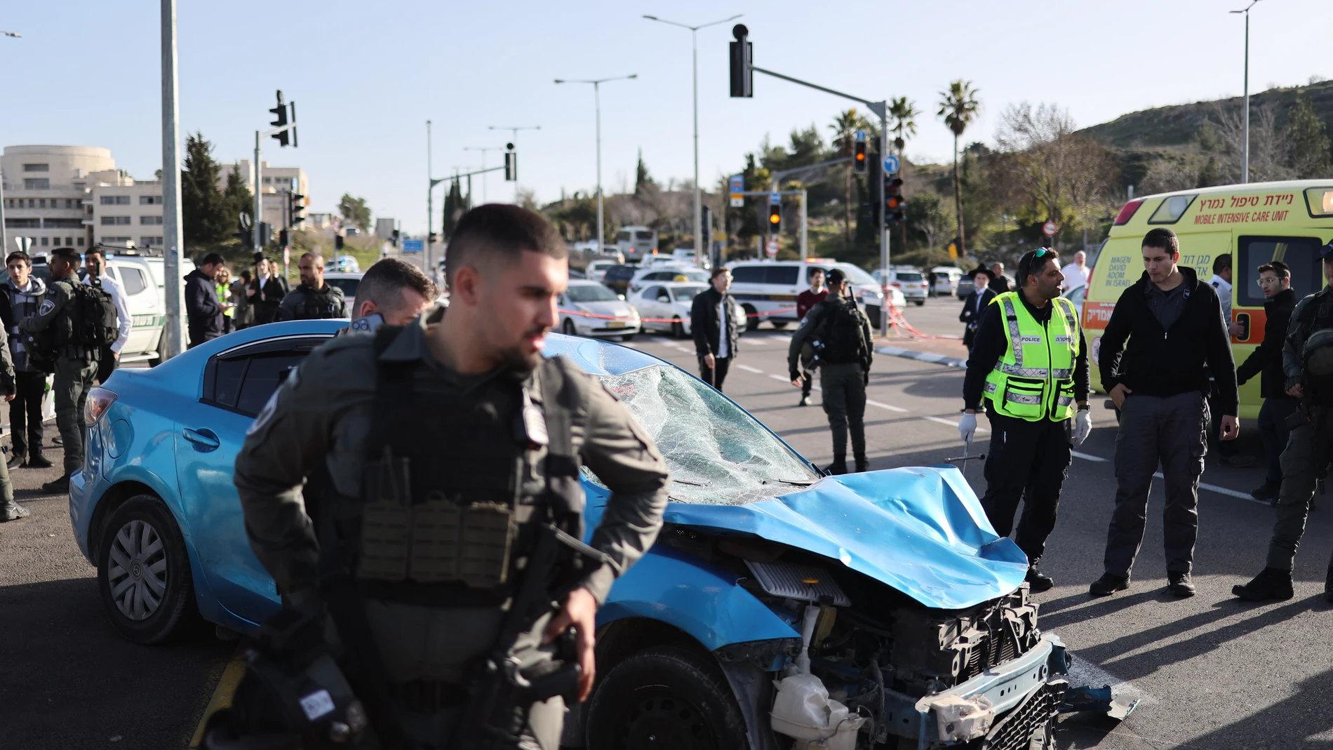 Las fuerzas de seguridad israelíes trabajan en el lugar en el que se ha cometido el atropello