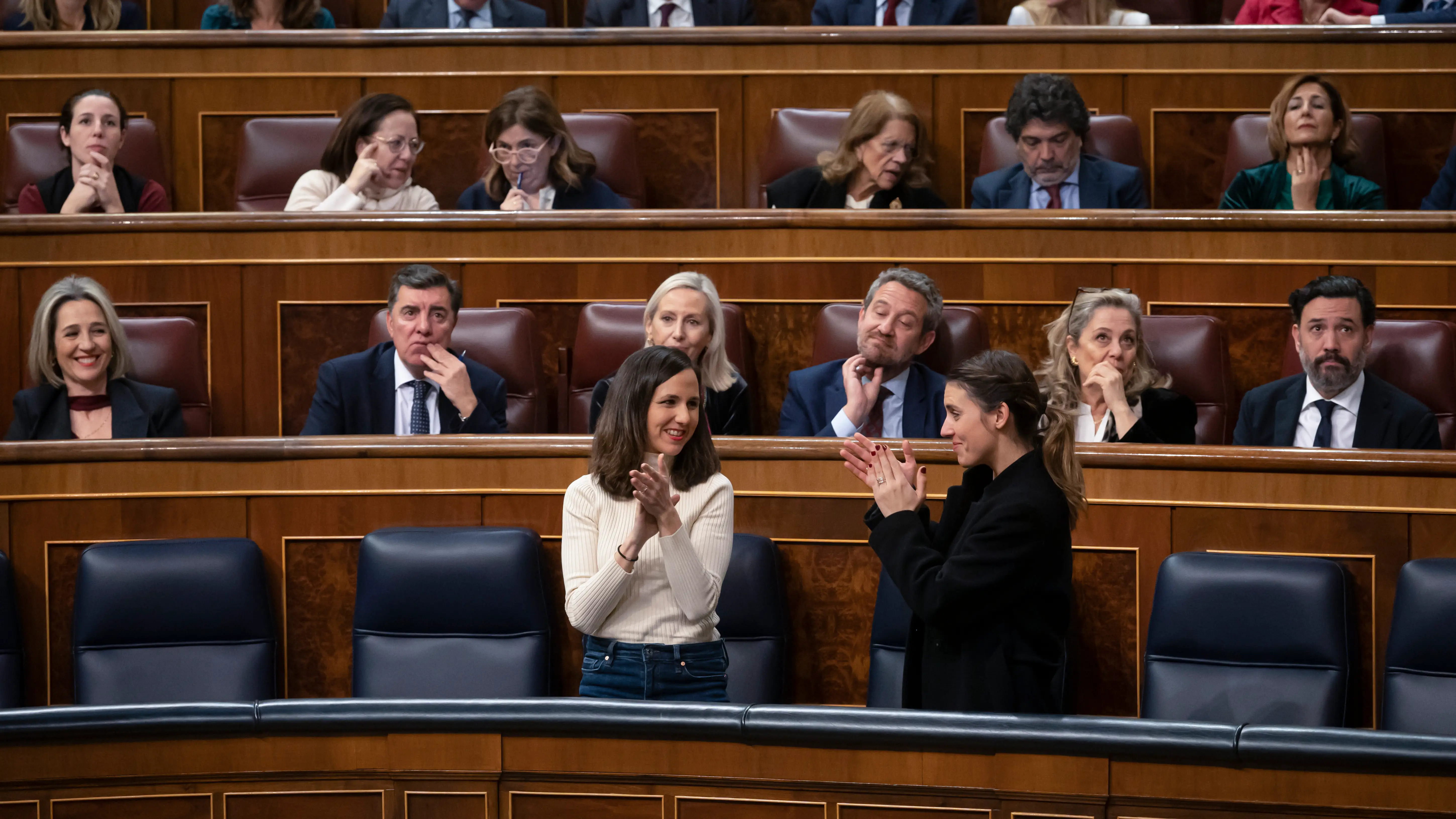 Las ministras Ione Belarra e Irene Montero, durante la aprobaci&oacute;n de la ley de bienestar animal este jueves en el Congreso