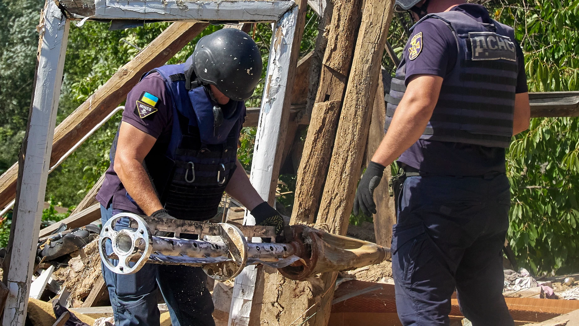 Dos policías inspeccionan un misil ruso en suelo ucraniano Dos policías inspeccionan un misil ruso en suelo ucraniano