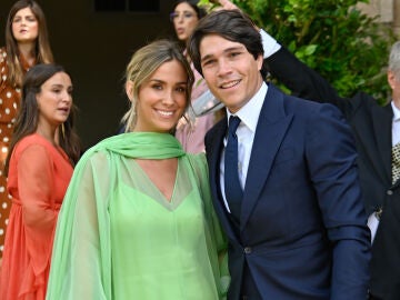 María Pombo y Pablo Castellano posan en una boda.