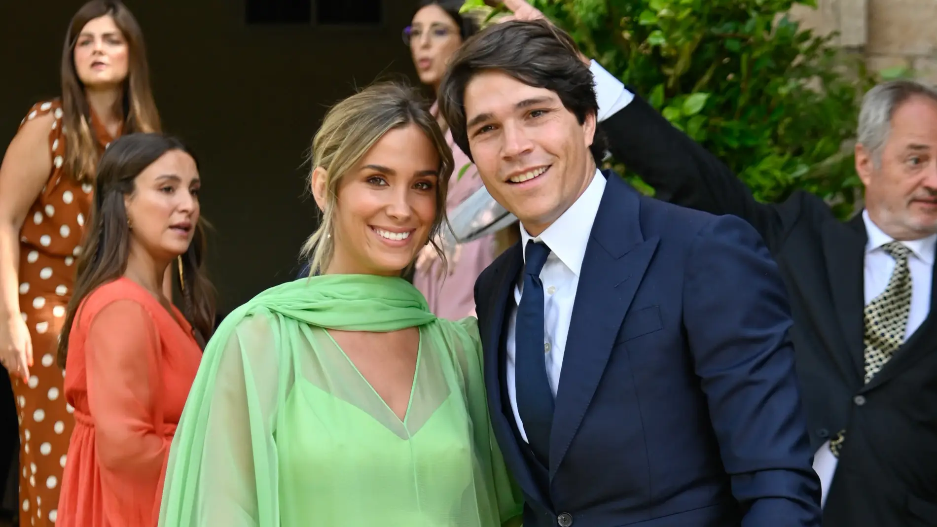 María Pombo y Pablo Castellano posan en una boda.