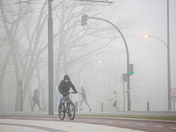 Varias personas en Vitoria, donde la niebla persiste