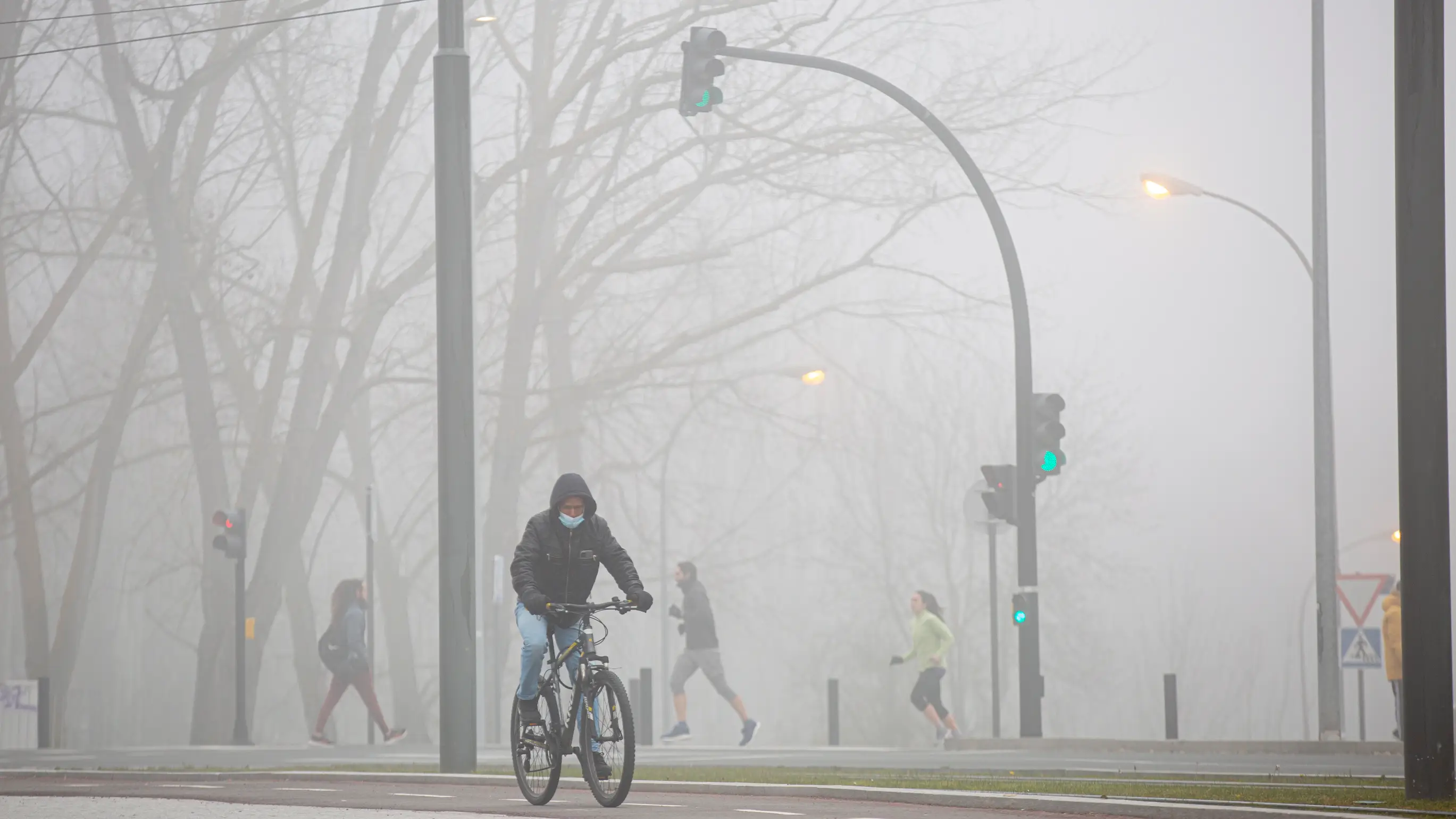 Varias personas en Vitoria, donde la niebla persiste Varias personas en Vitoria, donde la niebla persiste