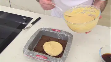 Rellena el molde con una capa de galletas y otra de crema