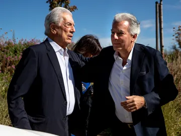 Mario Vargas Llosa y su hijo Álvaro Mario Vargas Llosa y su hijo Álvaro