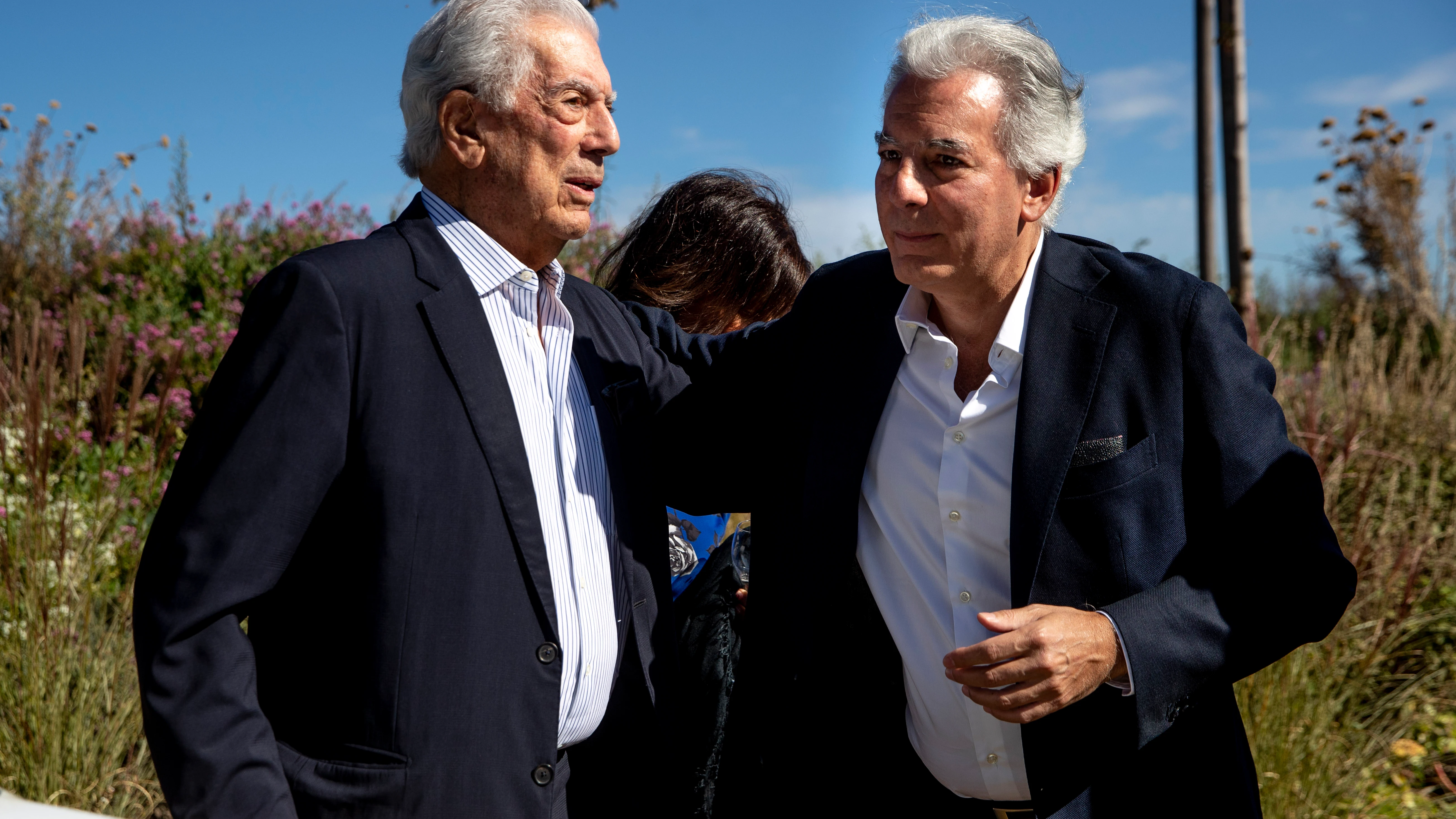 Mario Vargas Llosa y su hijo Álvaro Mario Vargas Llosa y su hijo Álvaro
