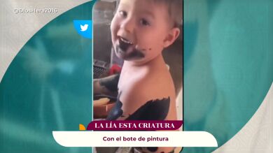 Los artistas se hacen desde niños... ¡Y practican usando sus manos de pincel y la casa de lienzo!