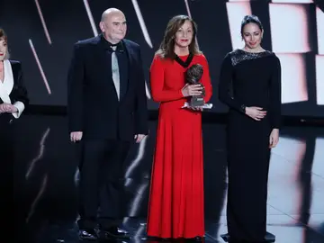 Eulalia Ramón, viuda del director fallecido Carlos Saura, y sus hijos, recogen el Goya de Honor Eulalia Ramón, viuda del director fallecido Carlos Saura, y sus hijos, recogen el Goya de Honor