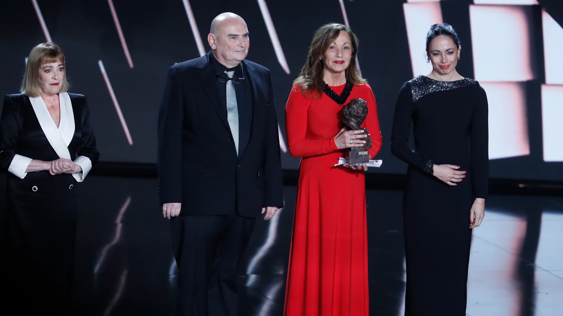 Eulalia Ramón, viuda del director fallecido Carlos Saura, y sus hijos, recogen el Goya de Honor