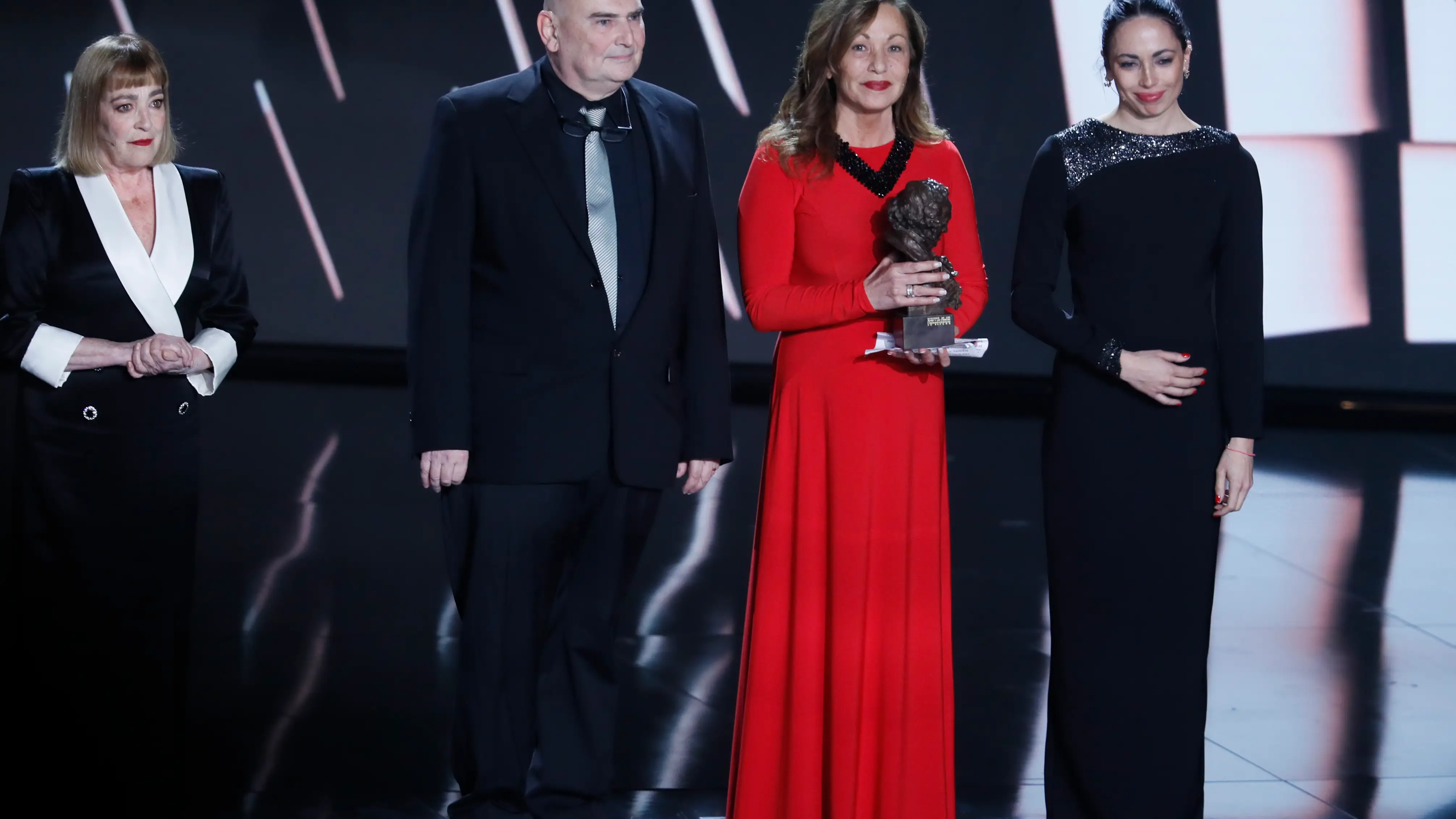 Eulalia Ramón, viuda del director fallecido Carlos Saura, y sus hijos, recogen el Goya de Honor Eulalia Ramón, viuda del director fallecido Carlos Saura, y sus hijos, recogen el Goya de Honor
