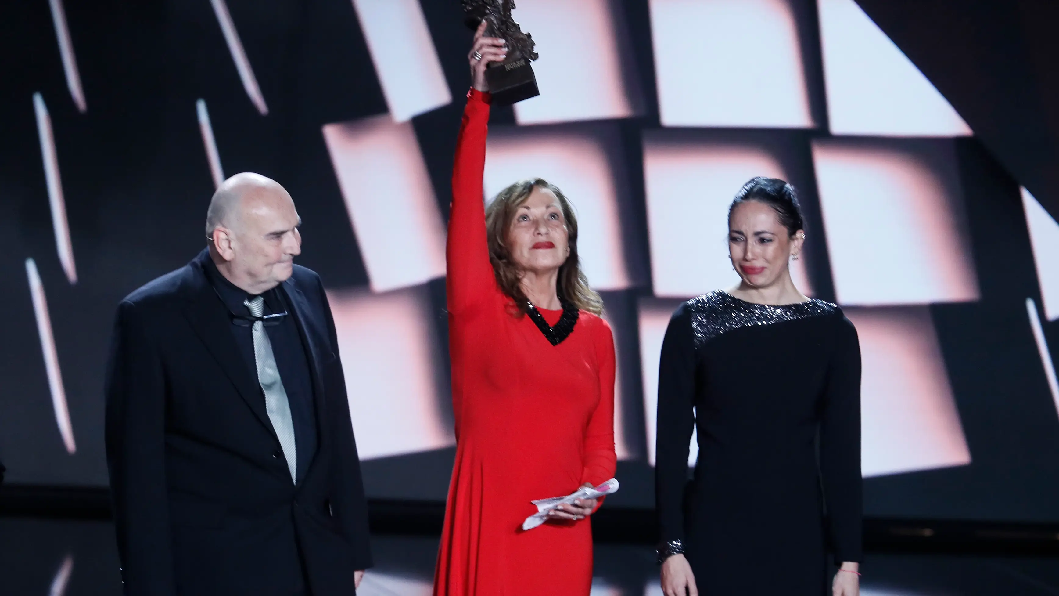 La actriz Eulalia Ramón y sus hijos recibiendo el Goya de Honor de Carlos Saura La actriz Eulalia Ramón y sus hijos recibiendo el Goya de Honor de Carlos Saura
