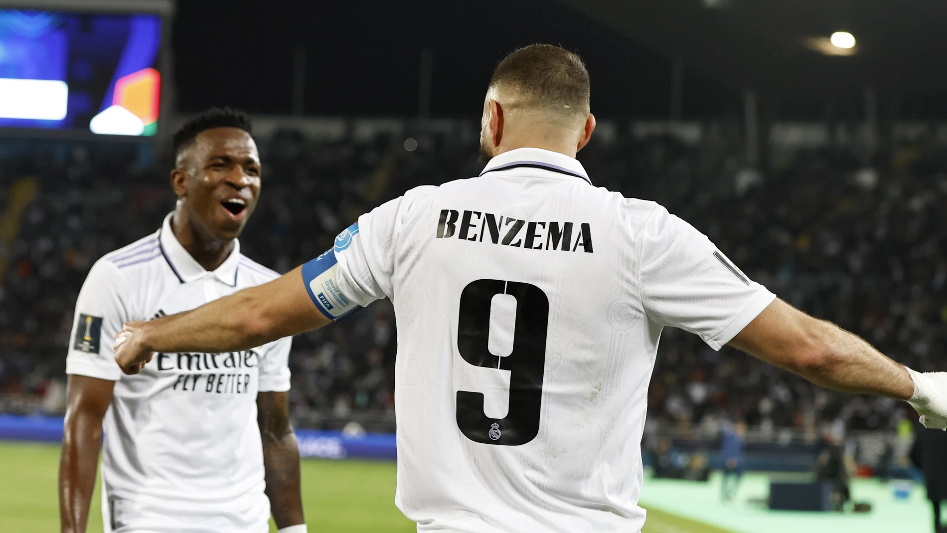 Benzema y Vinicius celebran el tanto del francés en la final del Mundial de Clubes