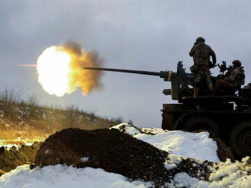 Soldados ucranianos disparan un cañón antiaéreo a una posición cerca de Bajmut,