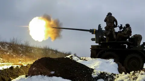Soldados ucranianos disparan un cañón antiaéreo a una posición cerca de Bajmut, Soldados ucranianos disparan un cañón antiaéreo a una posición cerca de Bajmut,