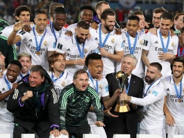 Los jugadores y el staff del Real Madrid celebran el título del Mundial de Clubes en Rabat