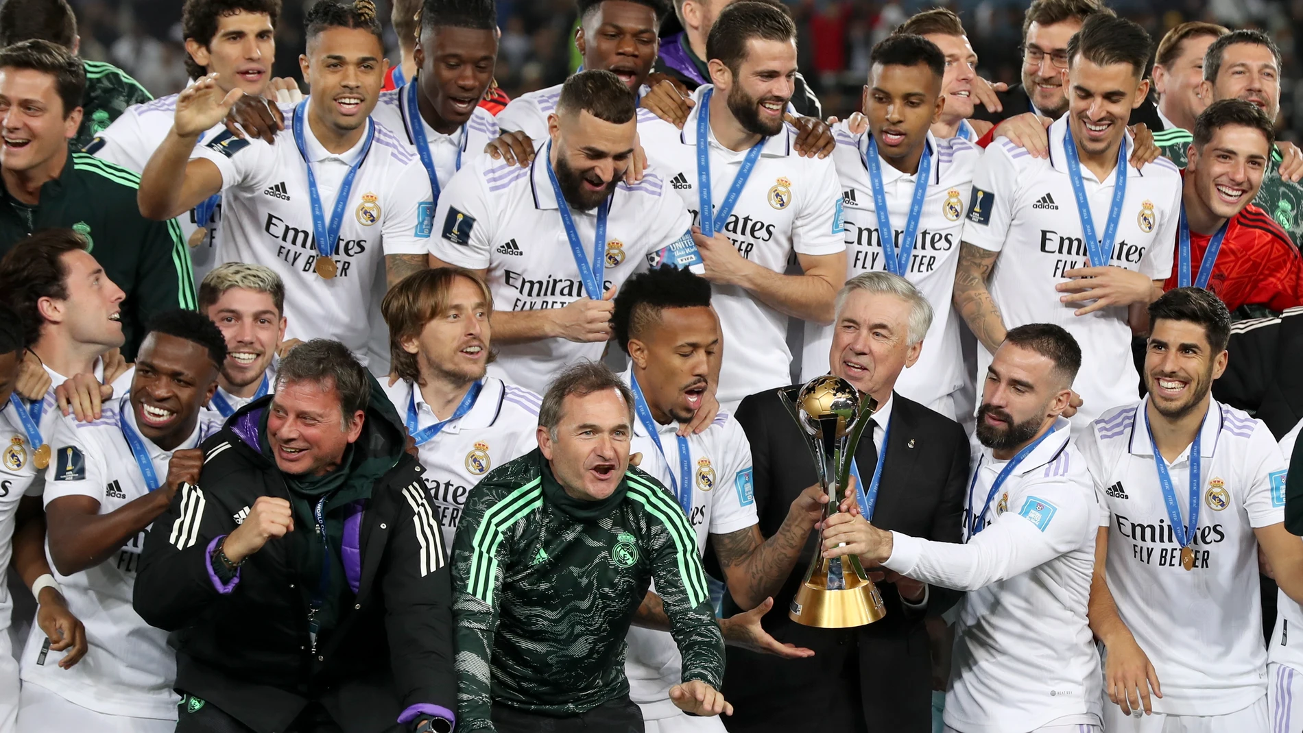 Los jugadores y el staff del Real Madrid celebran el título del Mundial de Clubes en Rabat