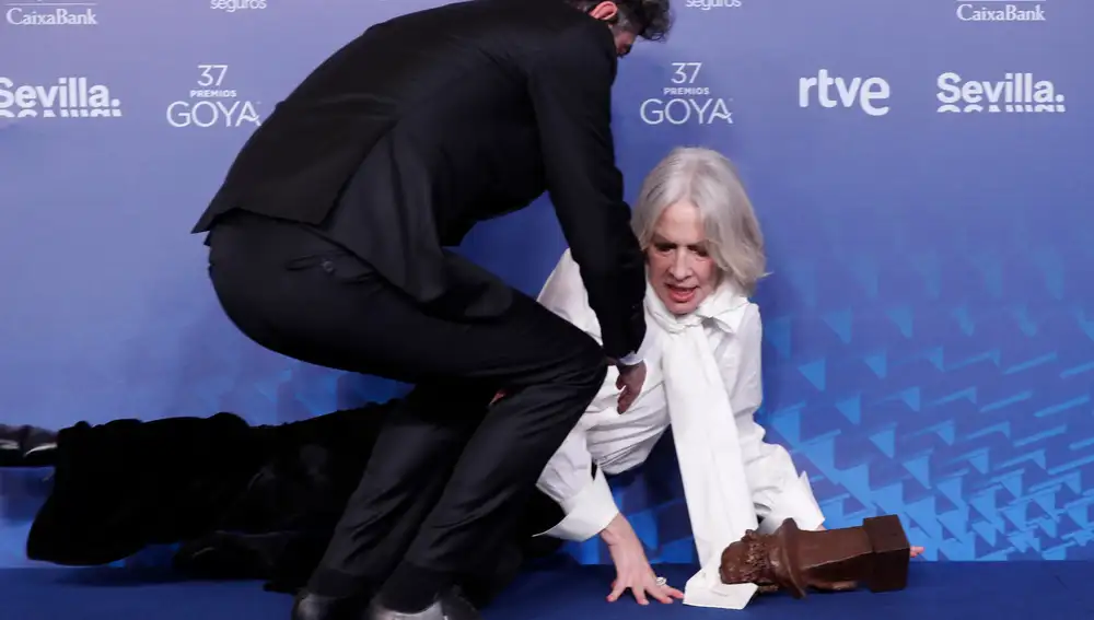 Susi Sánchez ayudada tras su caída en los Goya