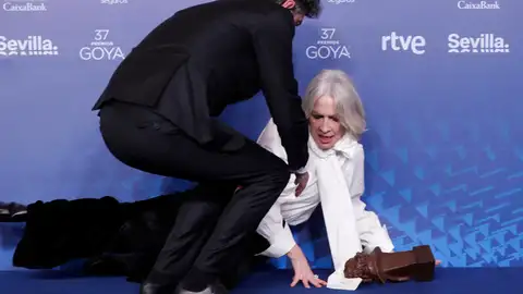 Susi Sánchez ayudada tras su caída en los Goya Susi Sánchez ayudada tras su caída en los Goya