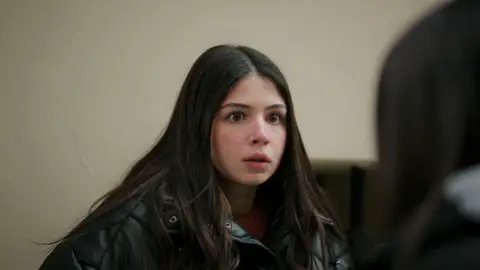 ¡Por los pelos!: La policía, a punto de pillar a Parla... ¡traficando con droga! ¡Por los pelos!: La policía, a punto de pillar a Parla... ¡traficando con droga!