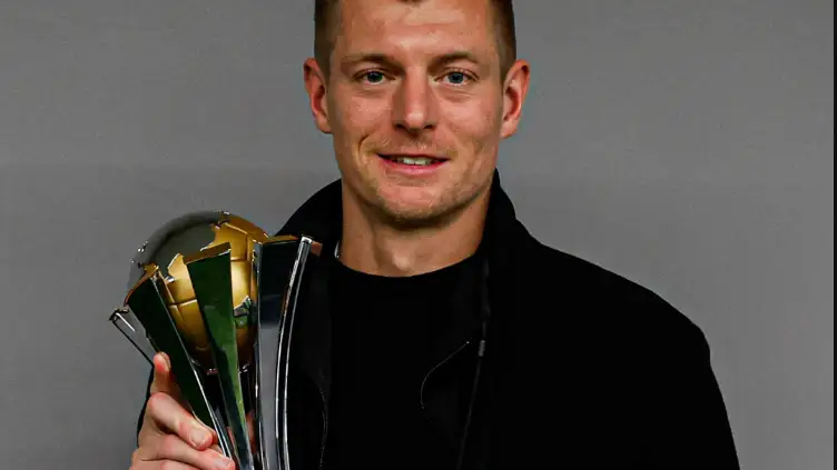 Toni Kroos posa con su sexto Mundial de Clubes Toni Kroos posa con su sexto Mundial de Clubes