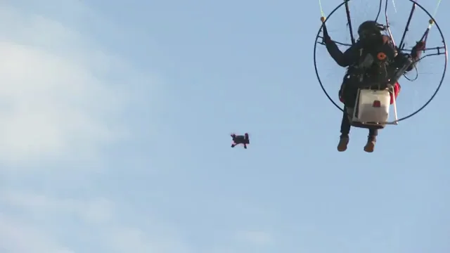 Iv&aacute;n Merino y Nico Aubert, una exhibici&oacute;n de vuelo en paramotor a vista de dron