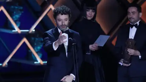 Rodrigo Sorogoyen tras recibir el premio a mejor dirección 'As Bestas' Rodrigo Sorogoyen tras recibir el premio a mejor dirección 'As Bestas'