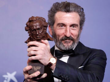  Luis Zahera posa con el premio Goya al Mejor Actor de Reparto en 'As bestas'