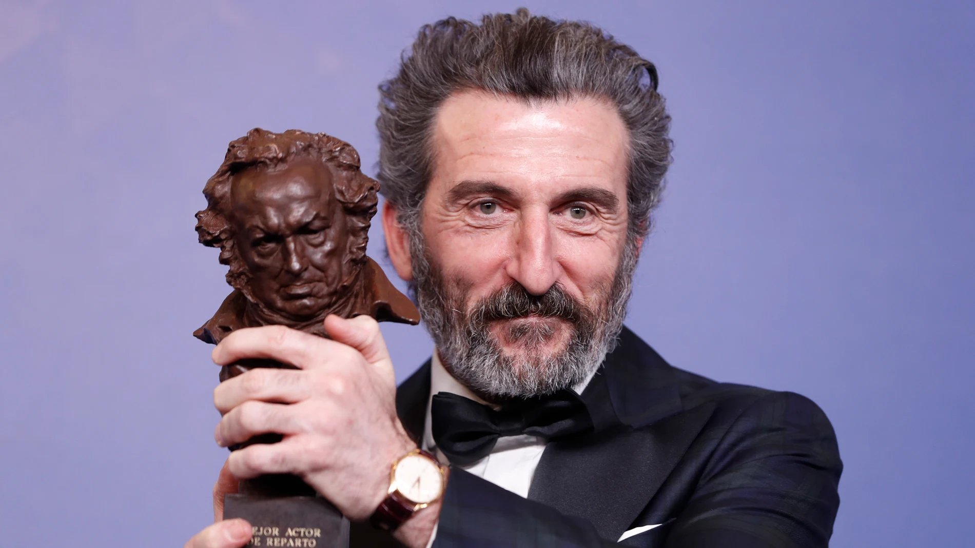  Luis Zahera posa con el premio Goya al Mejor Actor de Reparto en &#39;As bestas&#39;