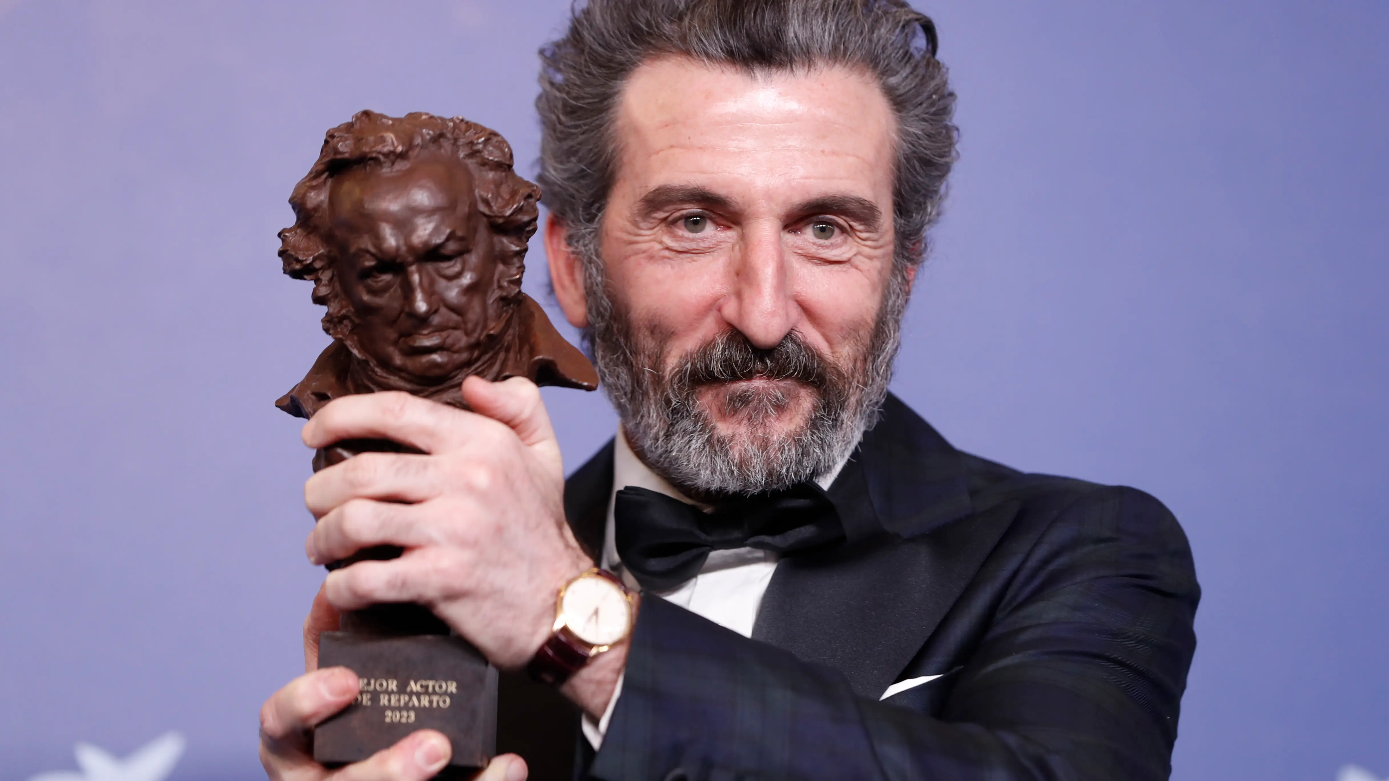 Luis Zahera posa con el premio Goya al Mejor Actor de Reparto en 'As bestas' Luis Zahera posa con el premio Goya al Mejor Actor de Reparto en 'As bestas'
