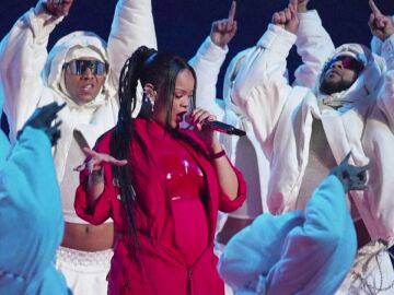 VÍDEO: Rihanna revela su segundo embarazo en la actuación del descanso de la Super Bowl 2023