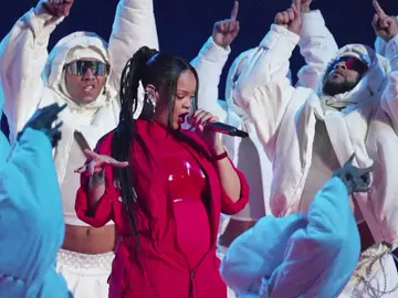 VÍDEO: Rihanna revela su segundo embarazo en la actuación del descanso de la Super Bowl 2023 VÍDEO: Rihanna revela su segundo embarazo en la actuación del descanso de la Super Bowl 2023