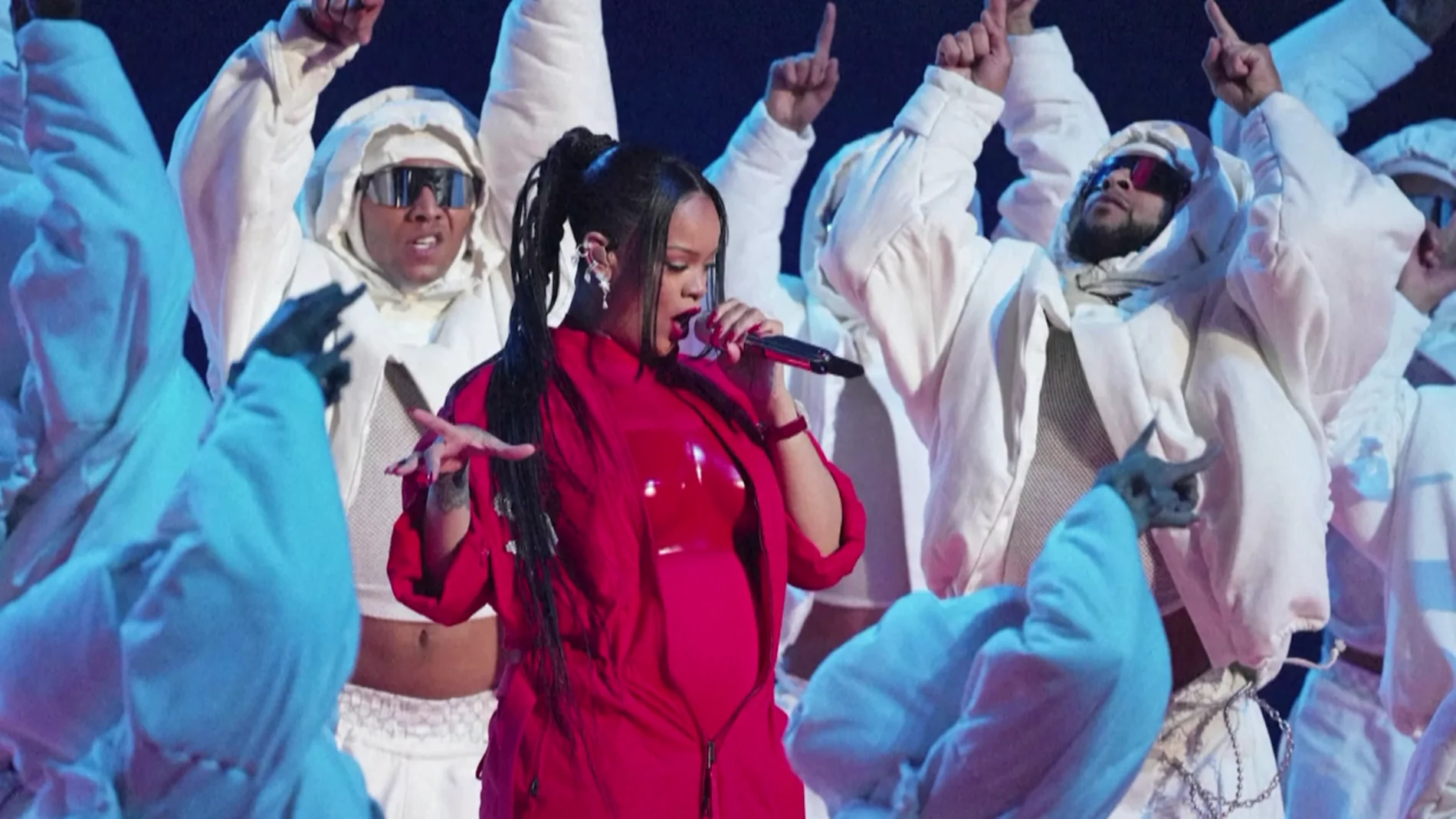 VÍDEO: Rihanna revela su segundo embarazo en la actuación del descanso de la Super Bowl 2023