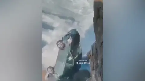 Una mujer cae por un acantilado con su vehículo en Cantabria, está grave pero estable Una mujer cae por un acantilado con su vehículo en Cantabria, está grave pero estable