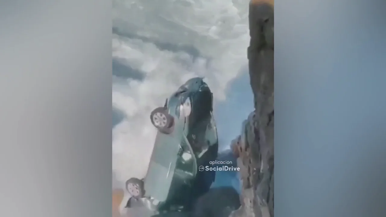Una mujer cae por un acantilado con su vehículo en Cantabria, está grave pero estable Una mujer cae por un acantilado con su vehículo en Cantabria, está grave pero estable