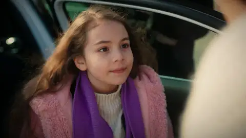 Şengül traiciona a su familia: ¡Acepta que İlknur adopte a Emel, a cambio de que Oğulcan salga de prisión! Şengül traiciona a su familia: ¡Acepta que İlknur adopte a Emel, a cambio de que Oğulcan salga de prisión!