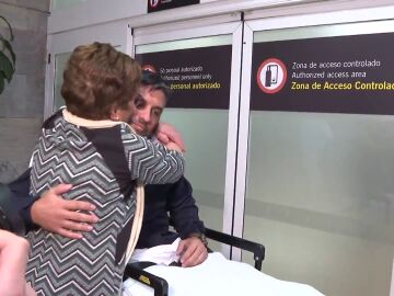Gustavo Dacal se abraza a su madre a su llegada a A Coruña