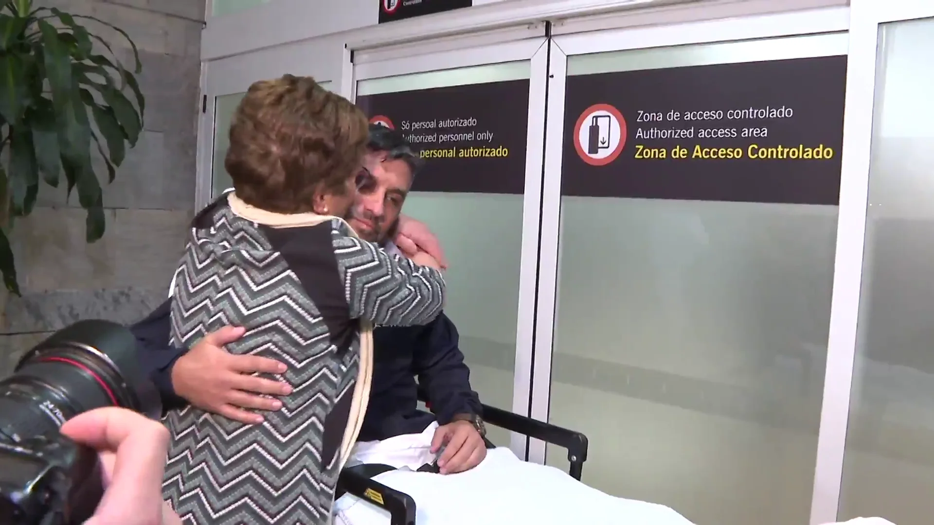 Gustavo Dacal se abraza a su madre a su llegada a A Coru&ntilde;a