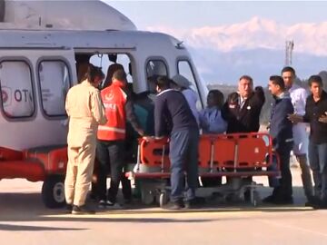 Así ha sido el traslado de una mujer rescatada más de 200 horas después el terremoto de Turquía
