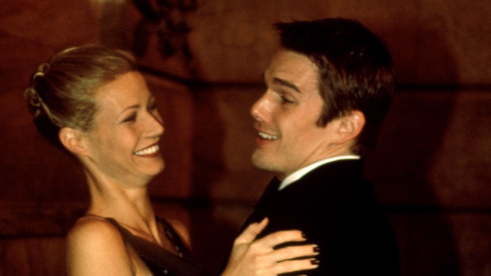 Gwyneth Paltrow, indignada con la actitud de Ethan Hawke hablando con Rihanna, le recrimina públicamente: 