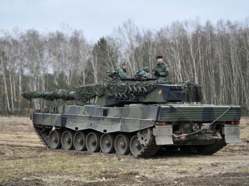 Soldados sobre tanques Leopard