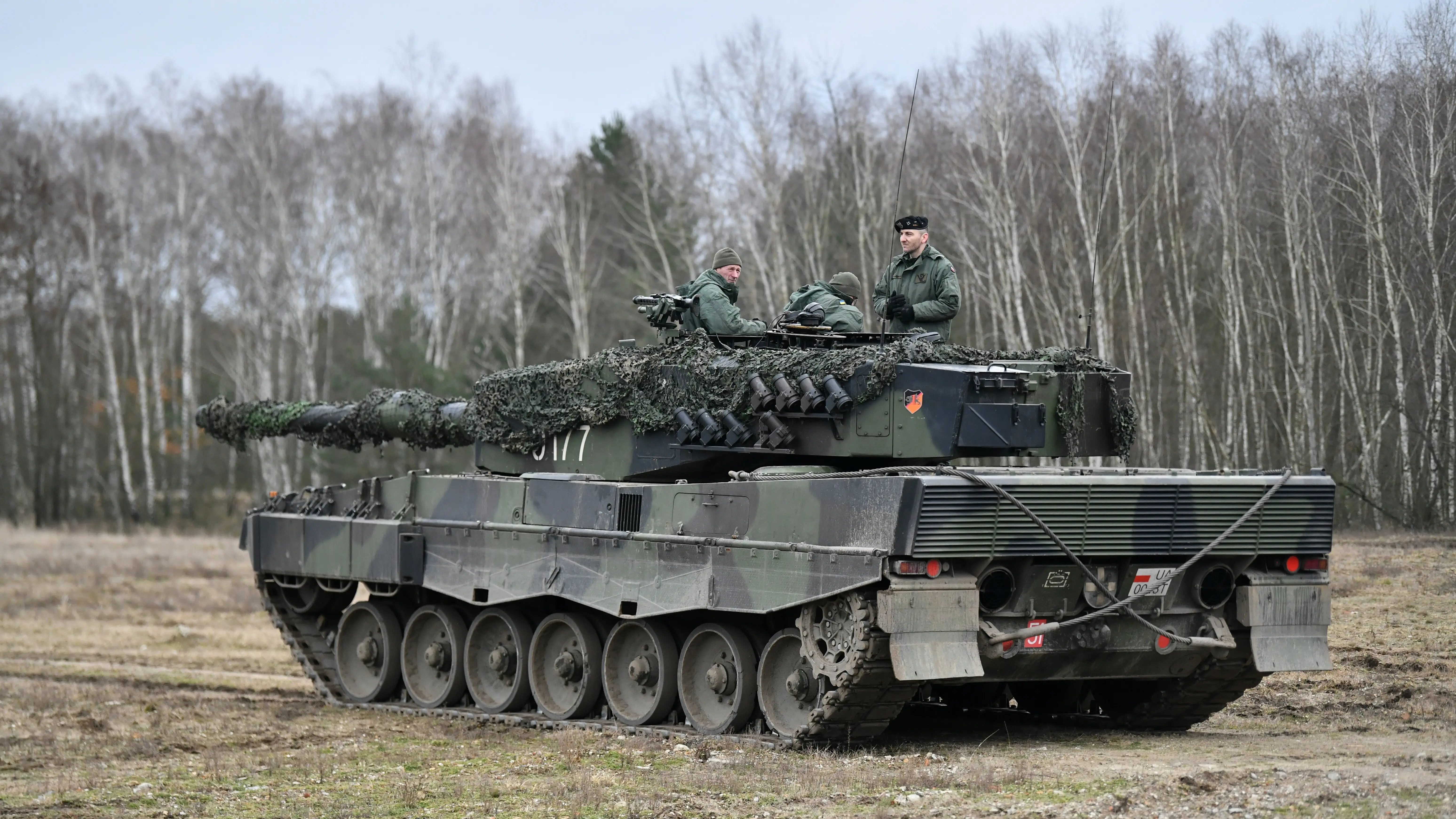 Soldados sobre tanques Leopard
