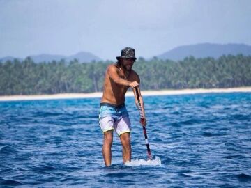 Diego Bello navegando con su tabla de paddle surf