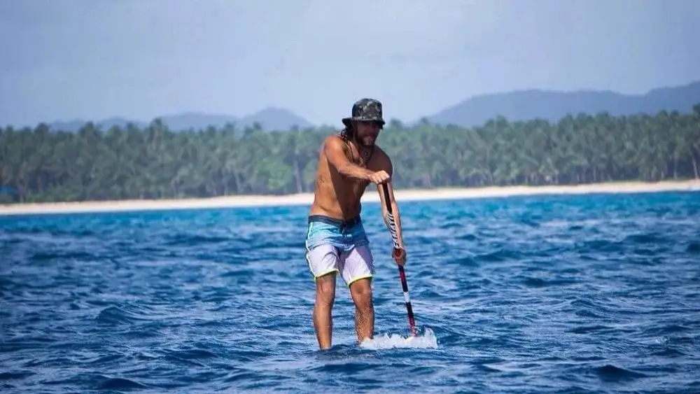 Diego Bello navegando con su tabla de paddle surf