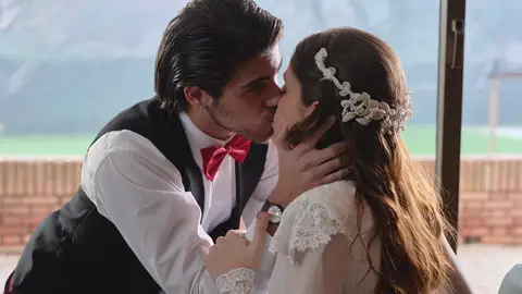 Ciriaco besa a Andrea mientras Jeros roba en la boda: “Este era mi regalo” Ciriaco besa a Andrea mientras Jeros roba en la boda: “Este era mi regalo”