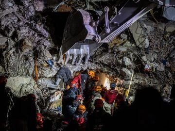 Equipos de rescate sacando a supervivientes entre los escombros del terremoto de Turquía y Siria