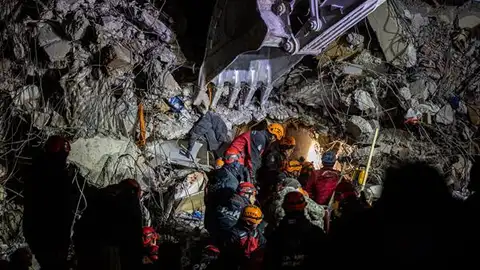 Equipos de rescate sacando a supervivientes entre los escombros del terremoto de Turquía y Siria Equipos de rescate sacando a supervivientes entre los escombros del terremoto de Turquía y Siria
