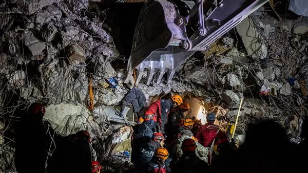Equipos de rescate sacando a supervivientes entre los escombros del terremoto de Turquía y Siria Equipos de rescate sacando a supervivientes entre los escombros del terremoto de Turquía y Siria