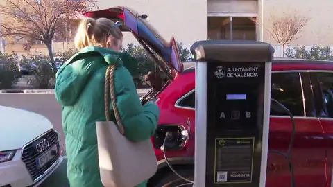 Europa prohíbe la venta de coches con motor de combustión a partir de 2035 Antena 3 Noticias