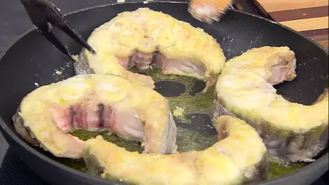 Fríe las rodajas de pescado durante 1 minuto por cada lado Fríe las rodajas de pescado durante 1 minuto por cada lado