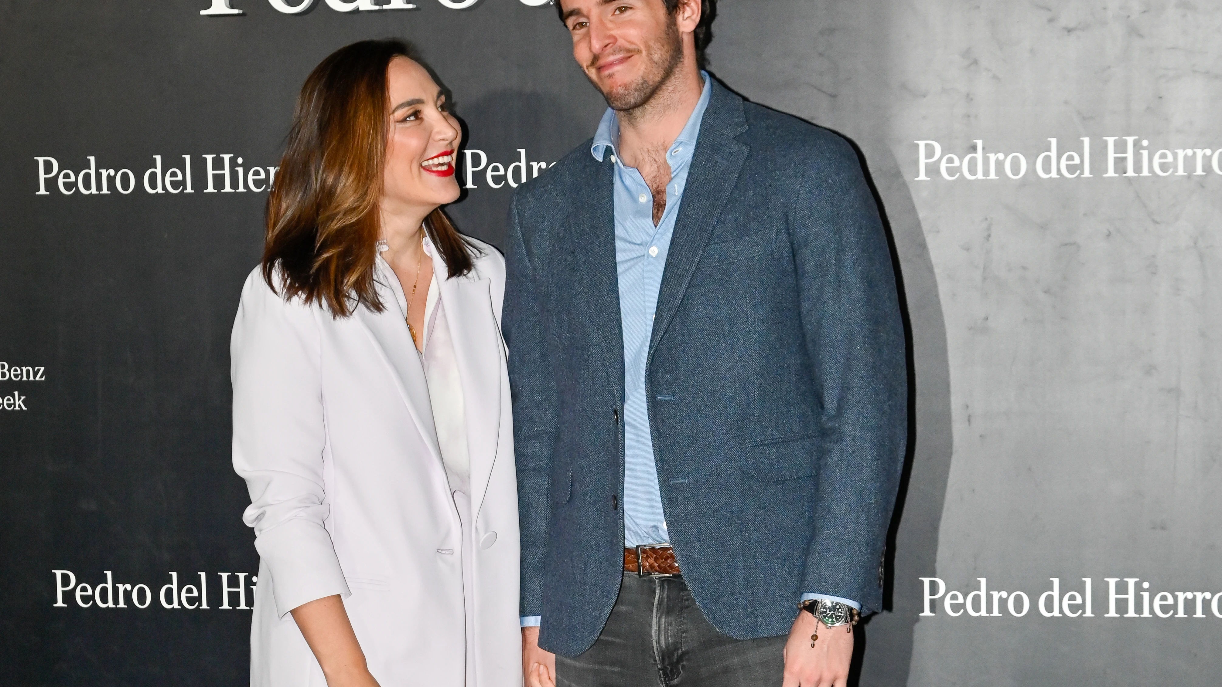Tamara Falc&oacute; e &Iacute;&ntilde;igo Onieva posando en el photocall de Pedro del Hierro
